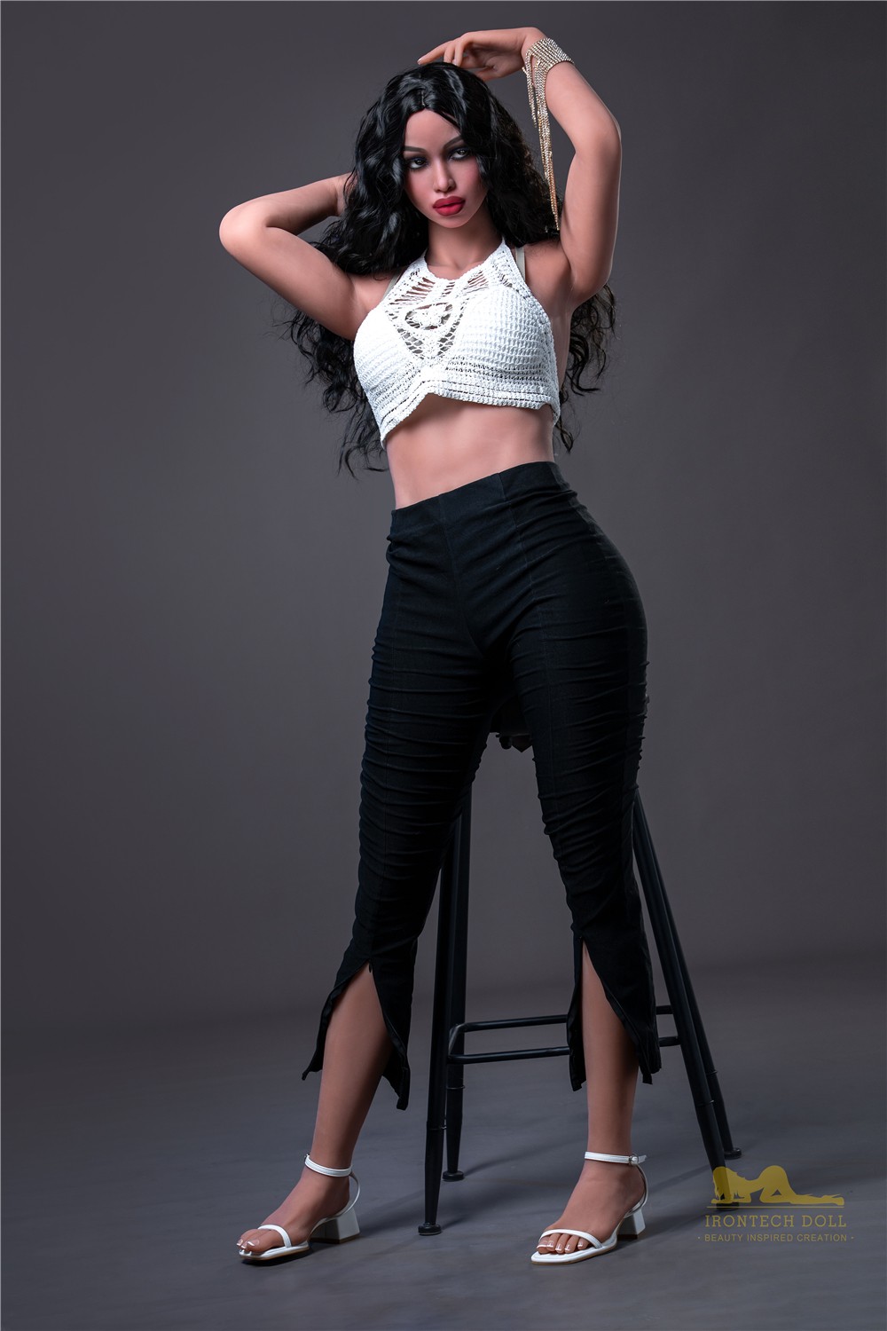 Poupée sexuelle TPE noire Lola 171 cm