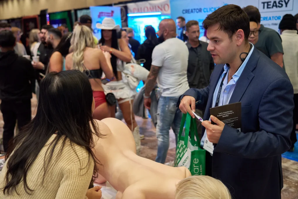 AI Sex Doll arrive à Las Vegas｜En direct d'AVN 2026